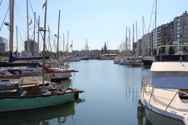 駅前のヨットハーバー<br />駅の近くの港はヨットハーバーだらけ<br />大きなビーチリゾートの町です。