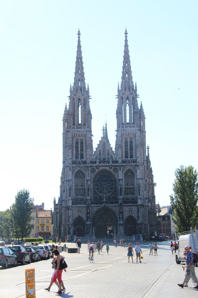 地球の歩き方では、聖ピーターとポール教会と書いてある。<br />違うガイドブックには聖ペテロ＆パウロ教会。<br />英語とラテン語の違いかしら。<br /><br />余談ですけど、昔、ピーター・ポール＆マリーて言うフォークグループがいたけど、ペテロ・パウロ＆マリアって、すごい人達だったんだ。。。<br /><br />1905年建造のネオゴシック