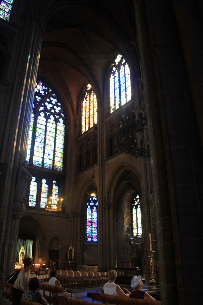 内部はかなり暗い。<br />ステンドグラスを通しての自然光のみ。<br />