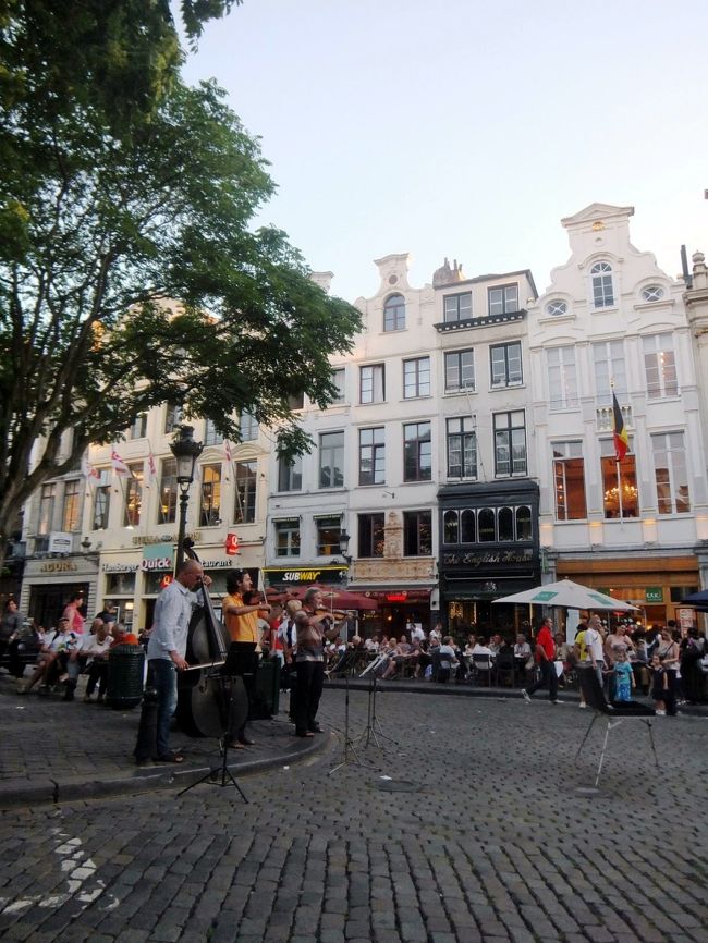 お店を出ると、暑さから逃げたようでホッとします。<br /><br />毎晩、ストリートミュージシャンが変わるのでしょうか？<br />小さい通りを通って、「ここは人気のレストランです」とか教えてもらいながら、グランプラスに行きます。　