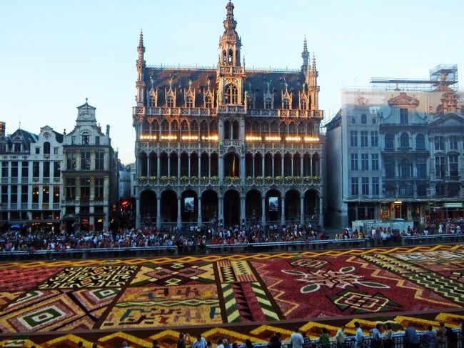 確かに、「世界一美しい広場」だと思いました。<br />花を前にして、王の家もよけい綺麗に見えますね。