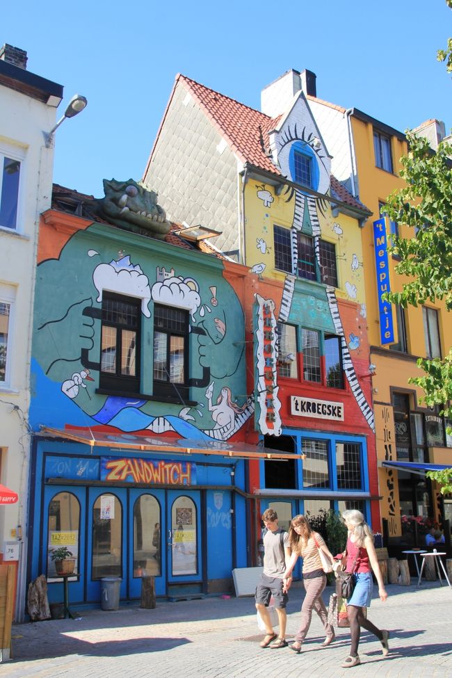 リゾート地らしい、ポップなお店<br />派手さで一際目立っていた。