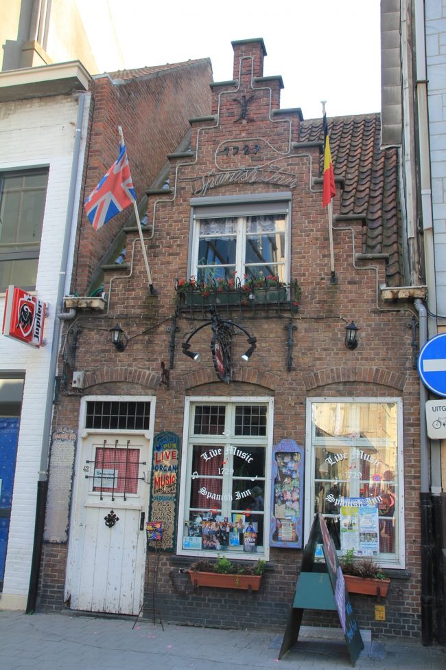 こちらは一際古そう<br />1729て数字が見えるけど、1729年に建ったのかな？<br />約300年前、まあまあか