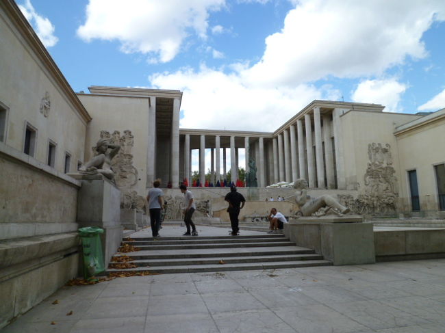 こちらがパレ・ド・トーキョーです。正面口。<br /><br />少年たちがスケボーの練習してます・・