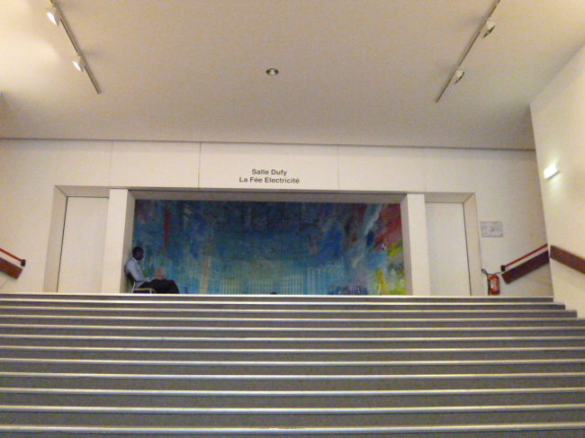 ではでは、この美術館最大、最強の人気作品。<br /><br />デュフィの「電気の精」<br /><br />この階段を上ると、1室まるごと電気の精の世界が広がります。<br />