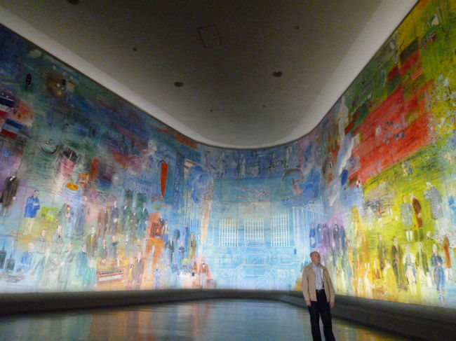 なんと10x6メートルという巨大な作品。<br /><br />250枚のパネルに描かれています。まあ壮大な。<br /><br />パリ万博の電気館のために描かれた作品だそうです。