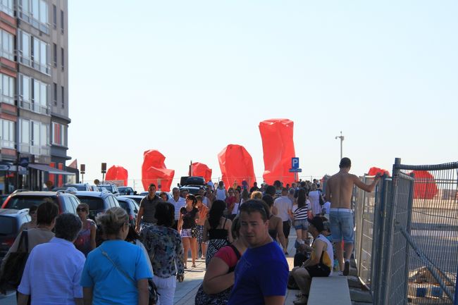 ビーチに向かって歩いていますが、まあ人出の多い事！<br />それにしても、あのオレンジのは何かしら