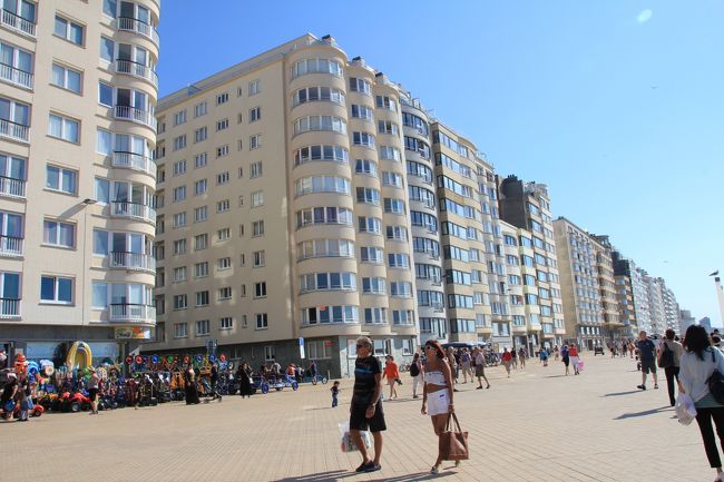 この、ドーンと広い歩道はアルバート１世プロムナードです。<br />リゾートマンションやホテルが軒を連ねています。