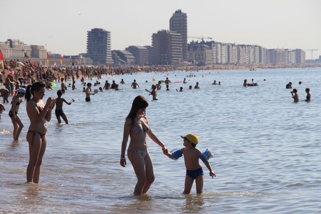 それにしても長いビーチです。<br />そしてずっと向こうまでホテルが建ち並んでいます。