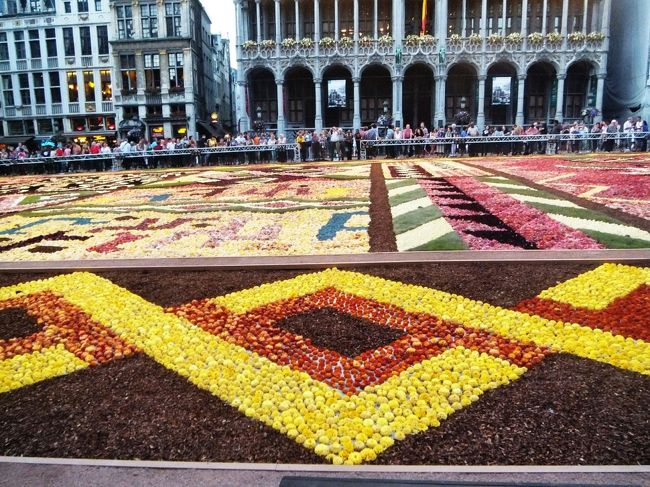 冊子には、2015年にゲントでゴールデンウィークの頃にフローラリエンという催しをすると書いてあります。ネットで見ると、5年に１度のイベントのようです。<br />それから、私の理解力が足りなくて意味不明なところもあるのですが、フローラリエンの始まりが来年の８月14日、グランプラスで10万以上の花の、やっぱりフラワーカーペットでしょうか？来年も　特別にカーペットがあるかもしれないですね。