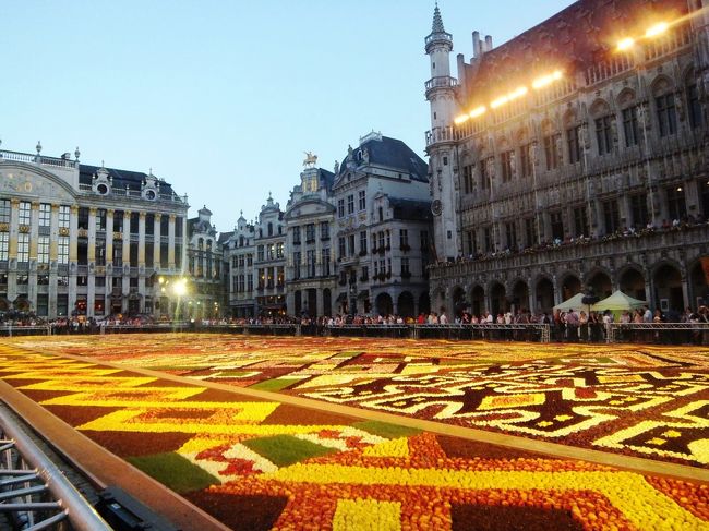 人が多いので、写真を撮るのに苦労します。