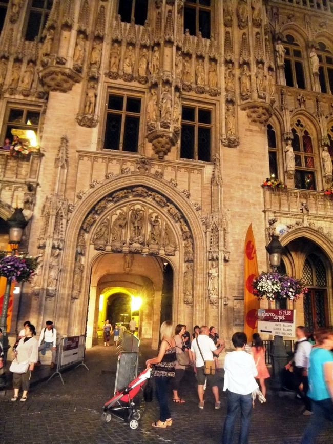 再入場です。<br />この時、10時からとなっているのに、前の客が動かず　私たちはバルコニーに出られませんでした…<br />そうだ、この時に割り込みをされたのです！私たちは団体で動いているのに…<br />30分からになるのだろうかと心配しましたが、15分からレーザーショーが始まりました。ホッとしましたね〜