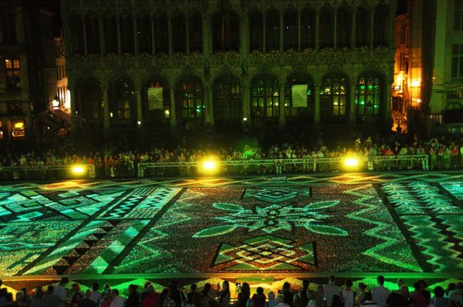 これも、レディさんの写真です。<br />花をこんな色にするのは　私の好みではありません。