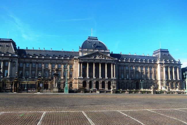 次の日も、朝はグランプラス観光。<br />市庁舎や小便小僧を見ます。<br />これは、王宮でした。中には入る時間がありませんでした。<br />夏は、タダで入れるようですね。次に来る時は入って、きれいな内部を見たいです。