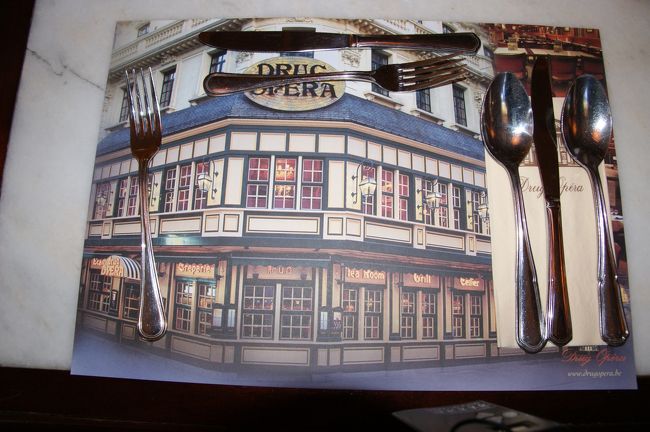 有名なゴディバは、トルコの会社に買われたそうです。ジャン・フィリップ・ダルシ―が、最近の人気あるチョコレート店だそうです。<br />でも、チョコレートは夏には持って帰りたくない…<br />ドラッグオペラでムール貝の白ワイン蒸しを食べた後、ベルギーの有名な観光地、ゲントへ向かいます。<br />ムール貝は日本の味と変わりませんでした。食べ方は、貝の殻ではさんで食べるそうです。試してみたら、できましたよ！よかった〜