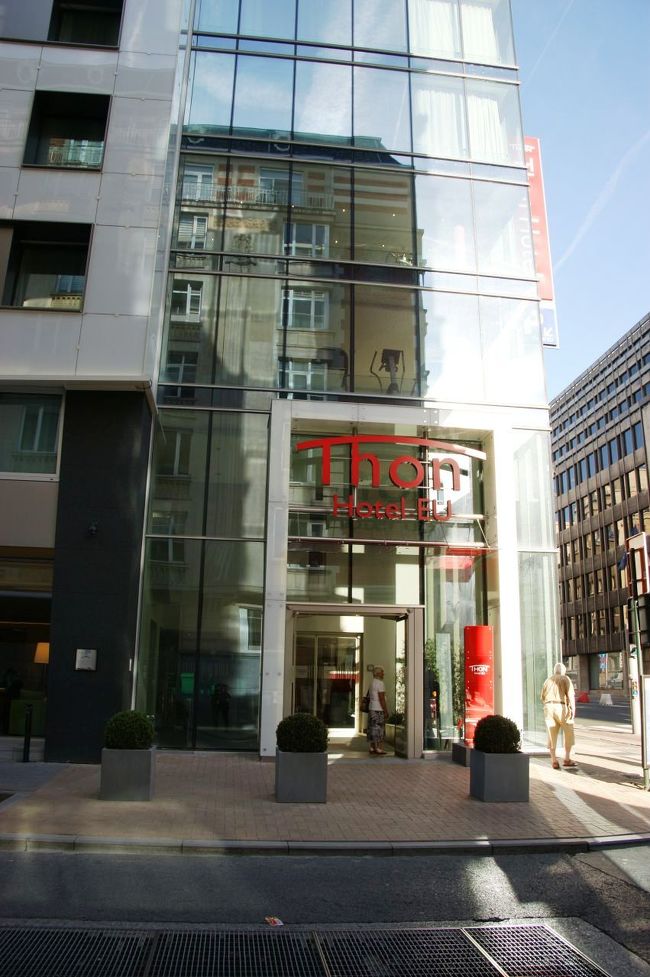 フェンローから２時間半ほどでブリュッセルに着きました。<br />市内はお祭りのせいで、混んでいます。簡単な車内観光をして、ホテル到着　チェックインをします。<br />待っている間にレディさんがホテルの写真を撮っていたので、もらいました。<br />モダンなイメージのホテルです。<br />フロントも、蛍光色のグリーンのパネルがあって（これはちょっと変な感じでした）アムステルダムのノボテルは古い内装でしたが、イメージががらっと変わって、気分が変わる〜新鮮な感じになりました。<br />