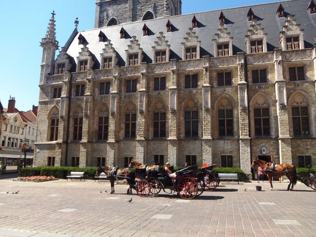 鐘楼の前の馬車…絵になります。