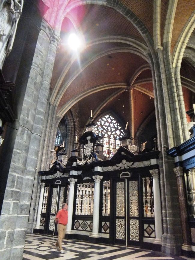 聖バーフ大聖堂に入ります。