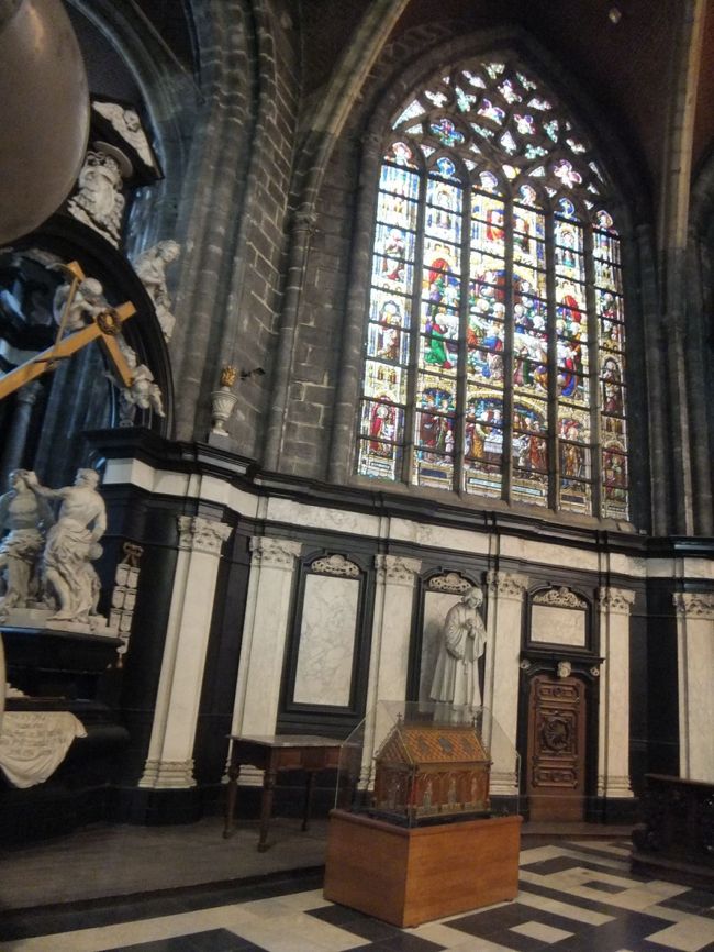 ステンドグラスを撮ってみて、白くなり過ぎて失敗したのですが<br />何とか撮れたのもありました。<br />レディさんの写真に、きれいなのがありますよ。