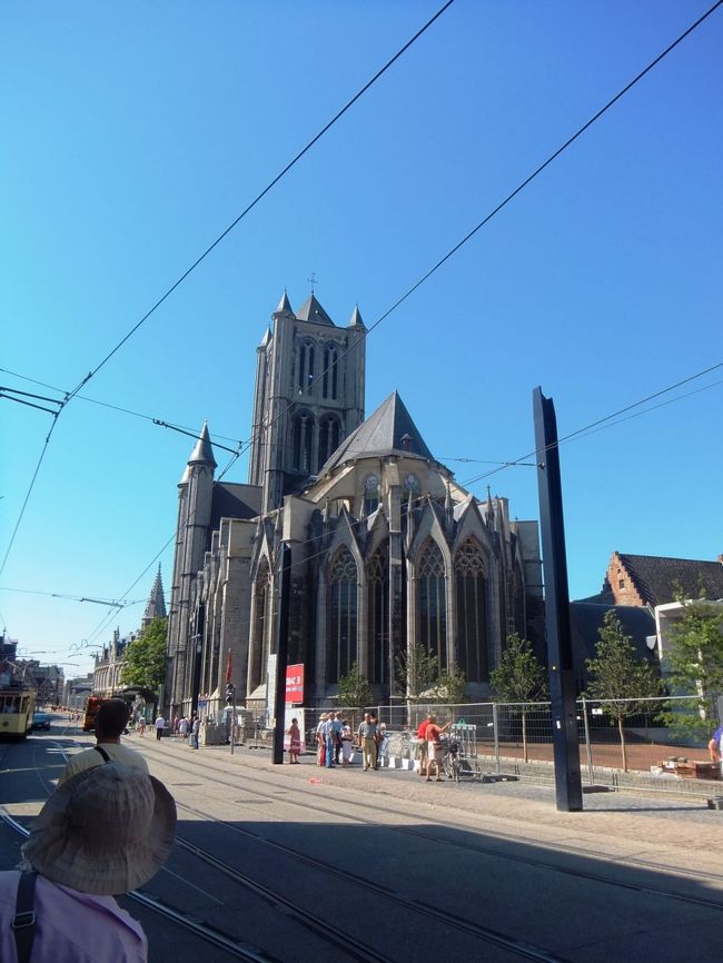 本当に天気が良く　というか、暑くて…<br />奥に見えるのは、聖ニコラス教会です。