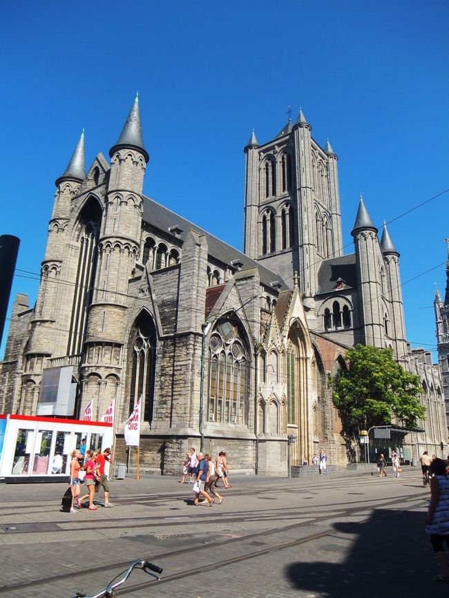 きれいな教会ですね。<br />入ってみたいですが、時間はあるようで無いのが駆け足ツアーの悲しいところ…