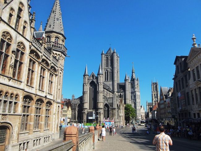 中世の街並みが素敵です。<br />奥が教会、右が市庁舎　そして左は鐘楼と繊維ホール〜と、もらった資料にありました。