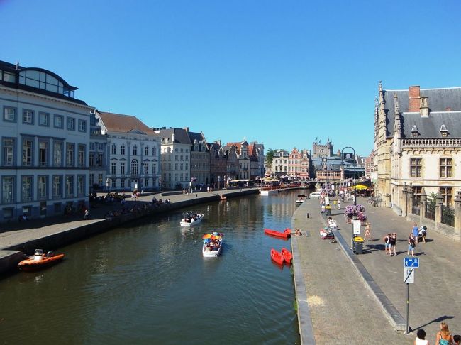 レイエ川です。聖ミヒエル橋から撮っています。この橋は、「中央に聖ミヒエルのブロンズ像が立つ街灯があってすばらしい」と添乗員さんからもらった資料に書いてありました。<br />なんで、その街灯を撮ってないんだろう？