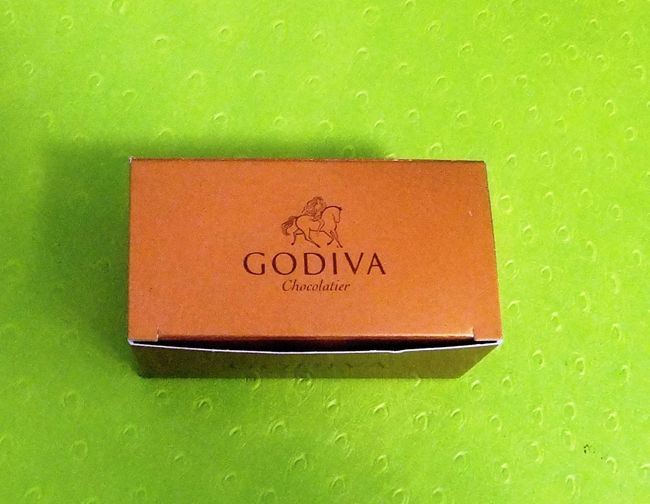 飲み物とサンドイッチを食べて、時間がまだまだありました。<br />そのとき、ノックの音が…<br />そう、これがホテルからのバスタブがなかったことの「お詫びの印」のチョコレートです！<br />