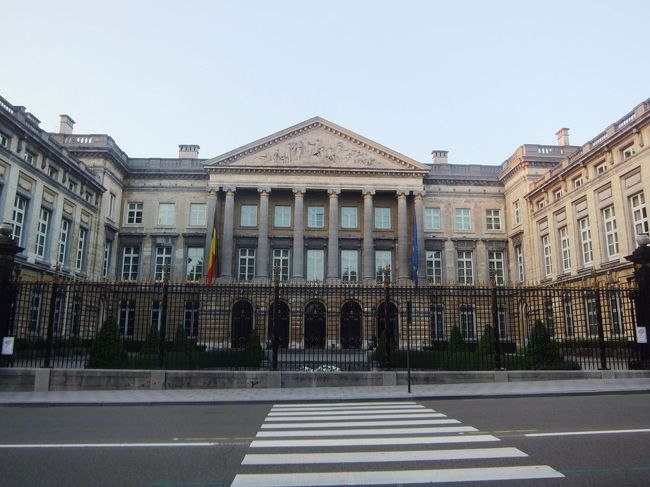 時間がまだまだあったので、一人で散歩に行きました。<br />フロントで地図をもらっていたし、昨夜は予行演習したし〜<br />ホテル前の道を西に行くと、国会議事堂があります。