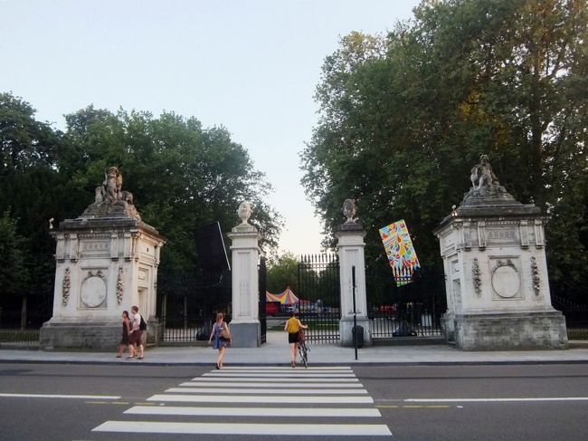 その前は、ブリュッセル公園です。<br />何かイベントをしているようだけど、のぞいていたら帰りが遅くなるので、素直に戻ることにしました。