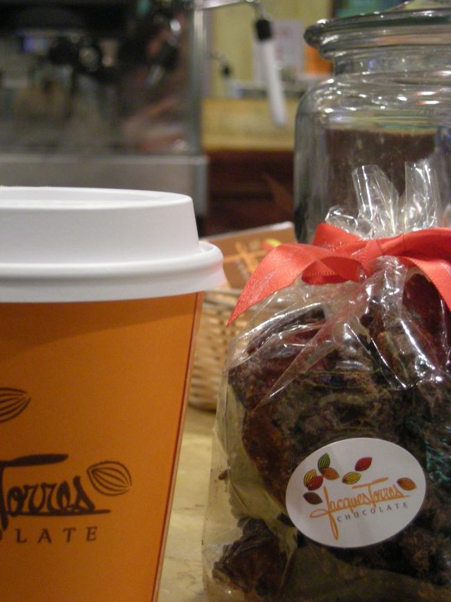 公園を出て路地を歩いていたらJacques Torres Chocolateに遭遇。<br />さむかったので温かい飲み物をいただきました。