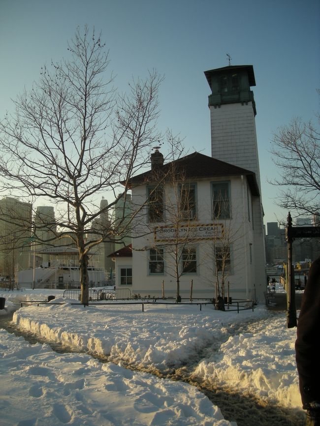 有名なアイスクリーム屋さん。<br /><br />さすがにやってなかった。<br />かわいい小屋。