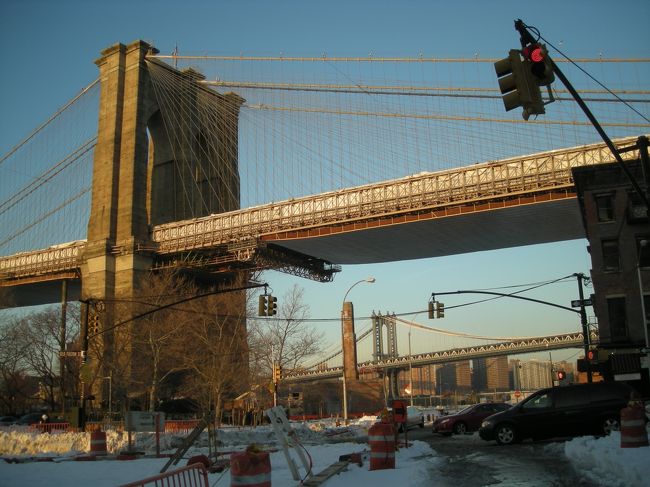 やばい。日が傾きかけてきたのにまだ橋にたどり着けないでいる！<br /><br />夕日が当たるブルックリンブリッジ。