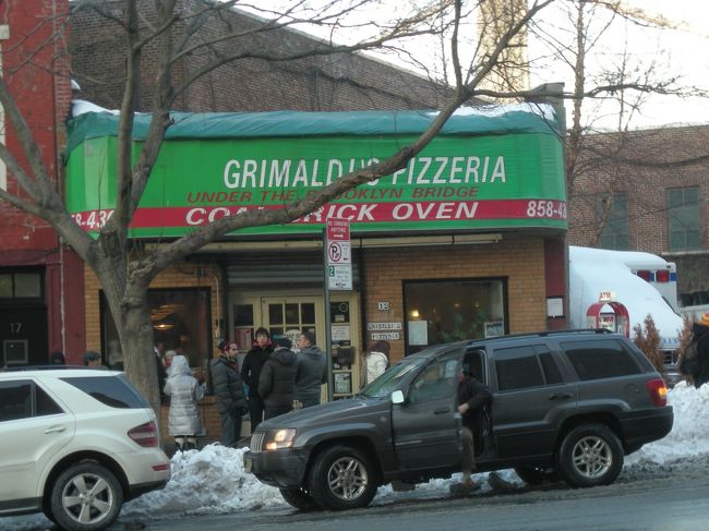 私と同様に橋にたどり着けないでいるカップルに遭遇し、一緒に端に向かう途中、有名なのか行列ができるピザ屋を発見。<br /><br />食べたかったけど、帰らねば。