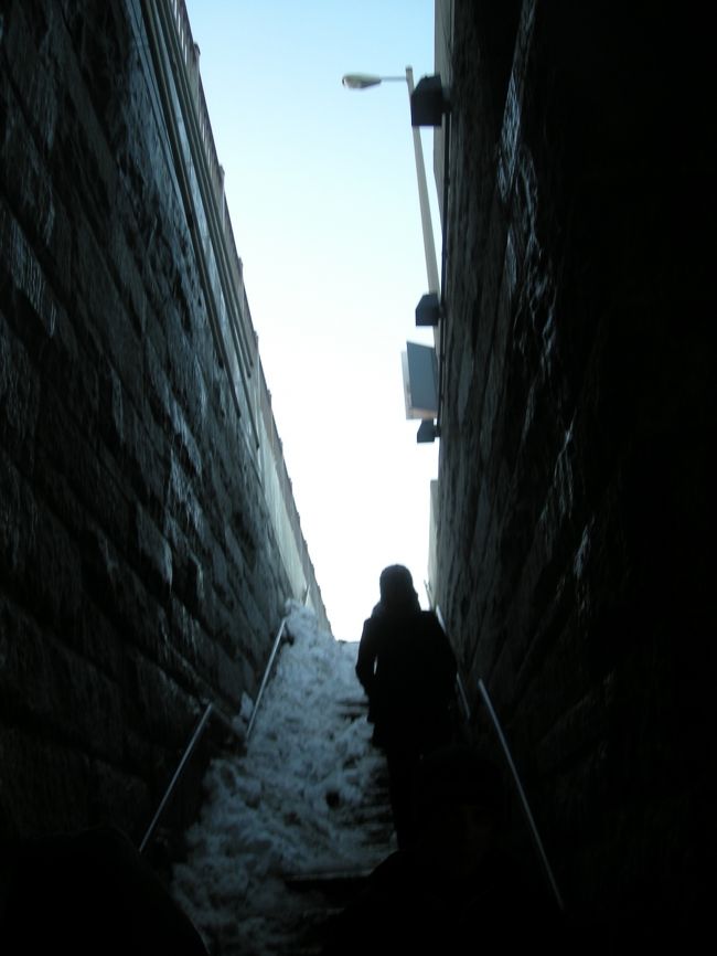 やっと着いた！<br /><br />橋脚から上にあがる階段。雪がまだつもったまま。