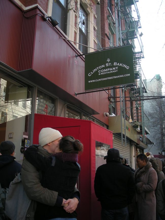 この日は念願のパンケーキ！<br />2nd ave stnから歩いてちょっとのところにあるclinton street baking company and restaurant!<br />結構早めに出たつもりだったのだけど、すでに行列。<br /><br />待ってる間に何気なく取ったら、なんだかおしゃれな一枚に。