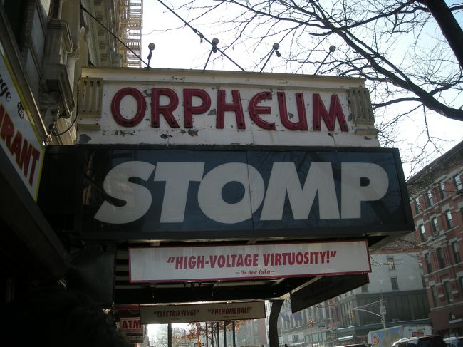 さて、パンケーキ後どこを歩いたって？<br />そう！ここはオフブロードウェイ！<br />今日はＳＴＯＭＰを見に来たんです！