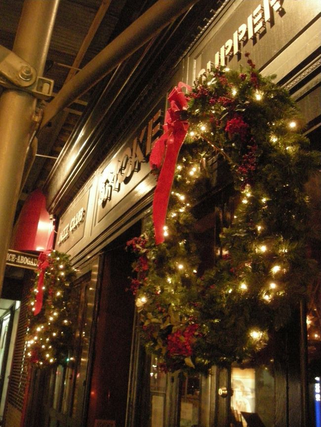 今晩はジャズナイト。<br />しっぽり大人雰囲気を味わいます。<br />訪れたのはＳＭＯＫＥというジャズバー。<br />友達が予約してくれたのだけど、とっても落ち着いたいい感じのお店でした。<br />変なアットホームさもないので、初めてでも行きやすい感じ。気さくっていうんですかね。