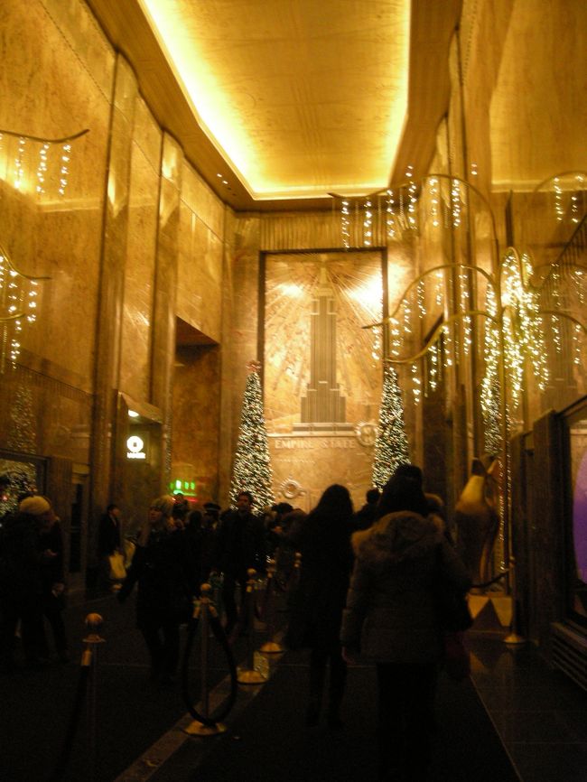 ジャズのあとは、エンパイアステートビル！<br />もうだいぶ遅い時間だったのに、人がこんなにわんさか！<br />夜の8時とかそれくらいだったと思うんだけど、、、