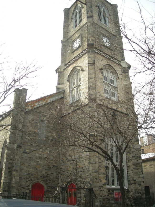 31日。<br />年が明けた1日の早朝に空港に向かうため、実質この日が最終日。<br /><br />友達のうちから駅に向かう道沿いにある建物に、別れを言いながら写真を撮るー