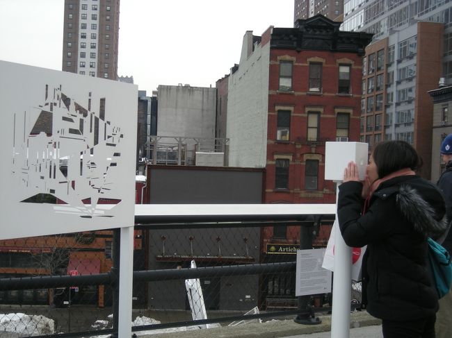 他の角度から見るとなんてことない白い板が、正面のボックスから覗くと穴が建物の形になって、その穴を通して見える後方の建物とサイズがそろってるという、アトラクション。<br /><br />なんてことなかったです。