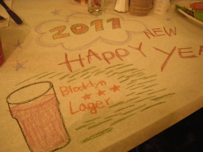 テーブルクロス代わりの白い紙に落書き。