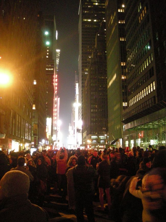 さて、カウントダウンも近づいてきたので、雰囲気を味わいにタイムズスクエアの近くまで来てみました。<br /><br />すごい人！