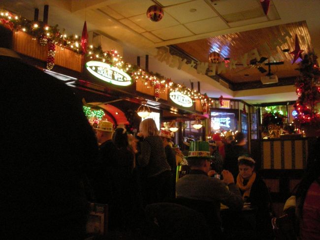 私たちはちょっと離れたバーでテレビを見ながらカウントダウン。