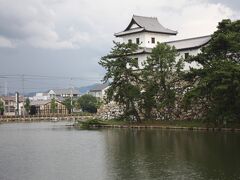 松山から一路、今治へ。

山道を含むおよそ４０キロ。道中、突然の大雨に見舞われました。

無事、今治城に到着。