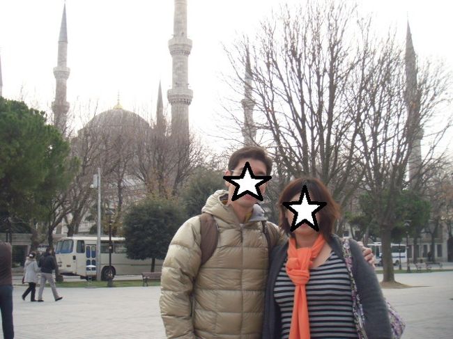 トルコには朝５時台に到着です。<br />そのまま両替を済ませ、タクシーに乗って<br />ホテルまで向かいました。<br /><br />夜便は良いですね。<br />しっかり眠れたのでほとんど仮眠の必要もなく<br />トルコ１日目に突入です。<br /><br />グランドハイアットホテルは新市街にあります。<br />ホテルからはタクシム広場まで歩き<br />そこからフニクラーレでカバタシュ駅まで行き<br />そこから路面電車で旧市街に行けます。<br /><br />タクシム広場で「イスタンブールカルテ」という<br />カードを買おうとしていたら<br />皆さんそれは親切に教えてくれました。<br />ひとり１枚買うのではなく３人で回し使え、とのご指導が！<br /><br />写真はアヤソフィア。<br />