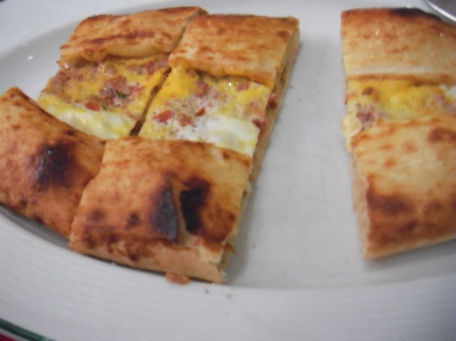 お昼御飯を適当にたべました。<br />よく分らず、その辺のトルコ人に教えてもらった店に行って<br />食べたけど、<br />撮っても美味しかったです。<br /><br />写真はトルコ風のピザ「ピデ」です。