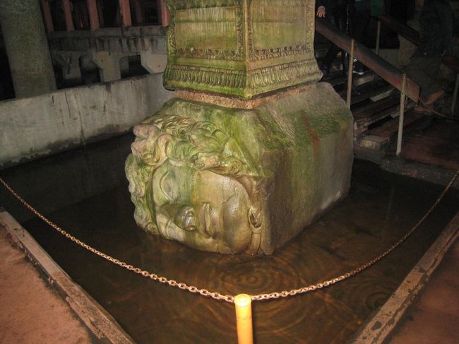 地下宮殿の奥のメデューサの首。<br /><br />ここは昔の貯水池だそうです。