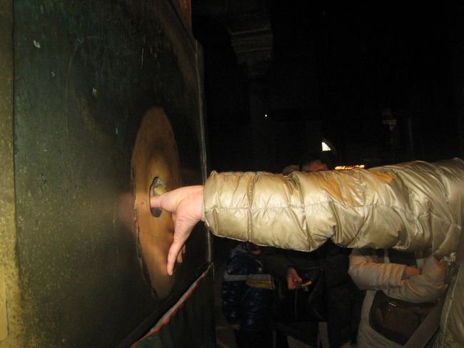 アヤソフィアにある「穴」。<br />手を入れてそのまま１回し出来たら<br />いいことがあるそうな。