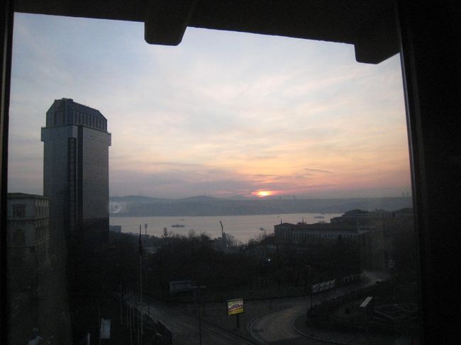 部屋からの眺めです。<br /><br />グランドハイアットのスイートは角部屋で<br />非常に広く良かったです。<br /><br />毎朝クラブルームで朝食を頂きましたが<br />チーズや焼き立てパンが非常に美味でした。<br />トルコのチーズとパンは世界有数ですね。<br />息子によると、メロンのしぼり汁そのもののようなメロンジュースが<br />最高だったそうです。<br /><br />